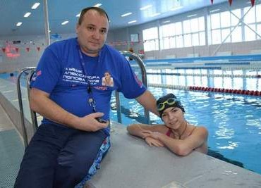 Олег Савостиков и Катя Бабарика на тренировке в бассейне.
