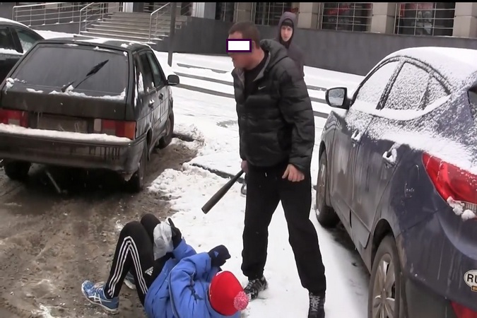     Четкой подсечкой водитель уложил на снег одного из активистов. Стоп-кадр с видео.