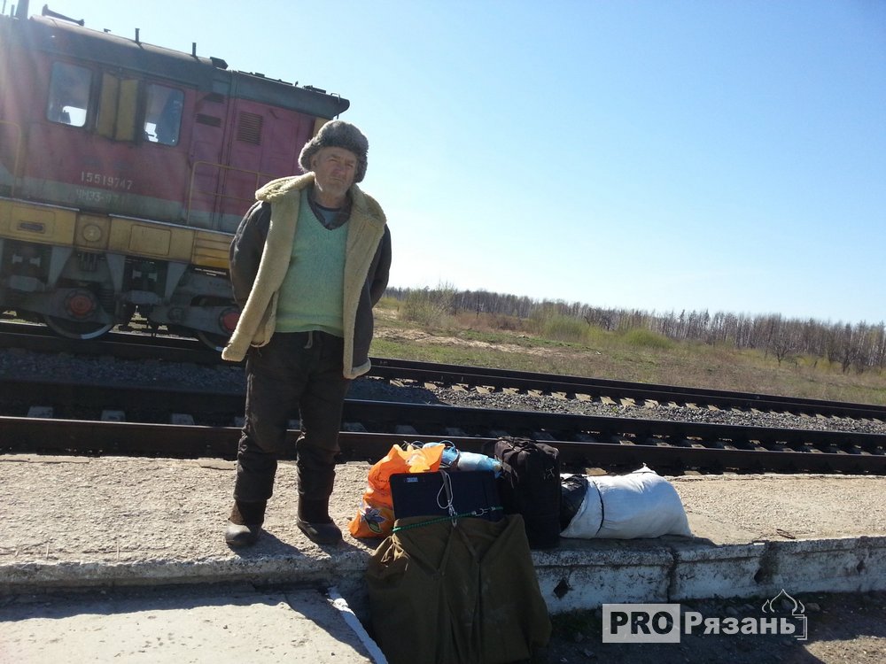 Погорелец Александр Молчанов ждет автомотрису. Это все вещи, что удалось спасти. Фото Александра Ефанова.