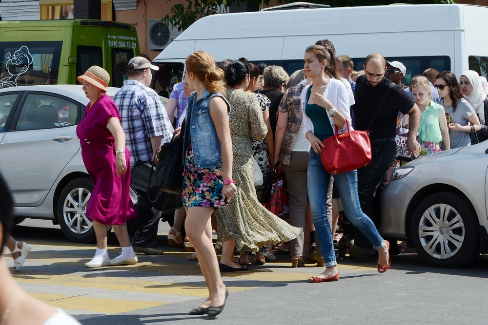 Даже на "зебрах" пешеходам приходится протискиваться между машин. Фото Александра Королева.