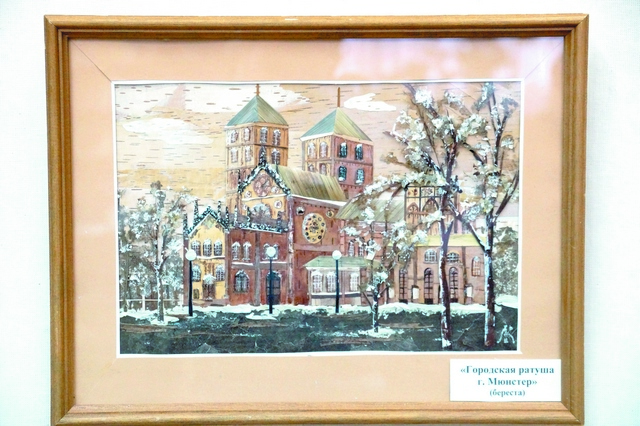 Картина «Городская ратуша, г. Мюнтер» выполнена берестой.