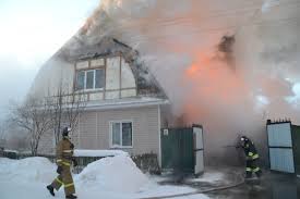 пожарные тушат дом