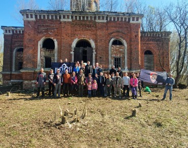Фотография с волонтёрами на фоне заброшенного храма с официального сайта Рязанской Епархии